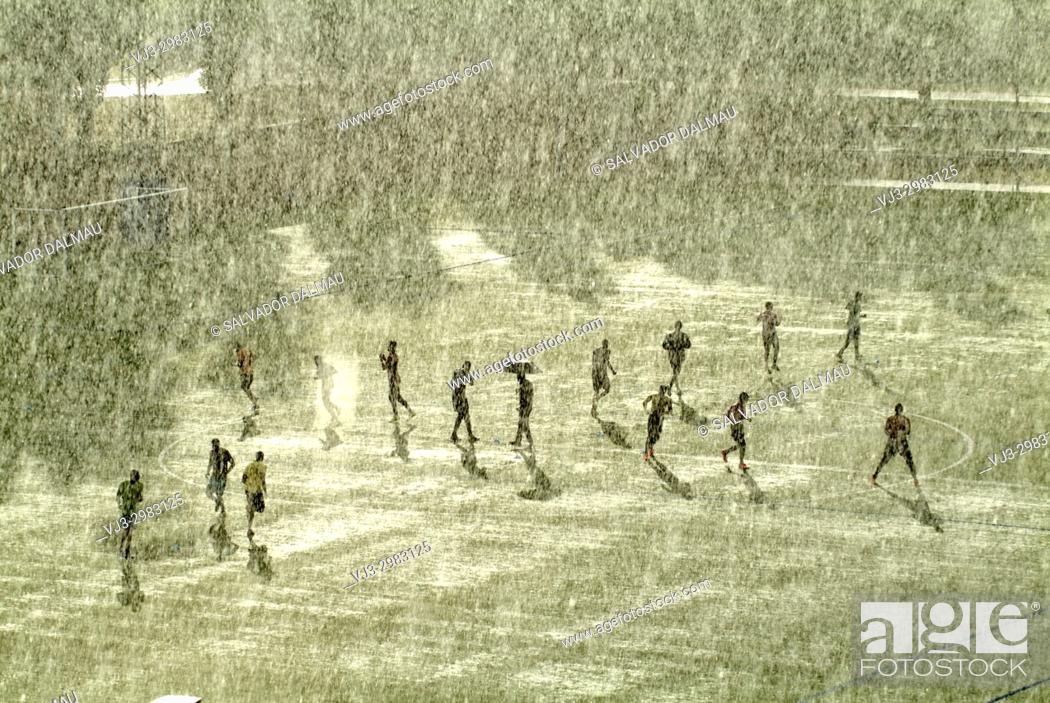 Photo de stock: soccer training under the rain, Banyoles, girona, catalonia.