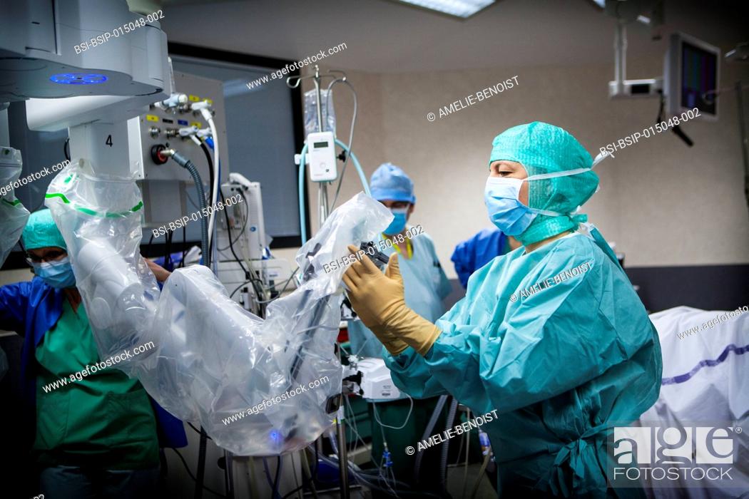 Imagen: Reportage in an operating theatre during a hysterectomy using the da Vinci robot®. A nurse prepares the robot by inserting the sterile fields onto the.
