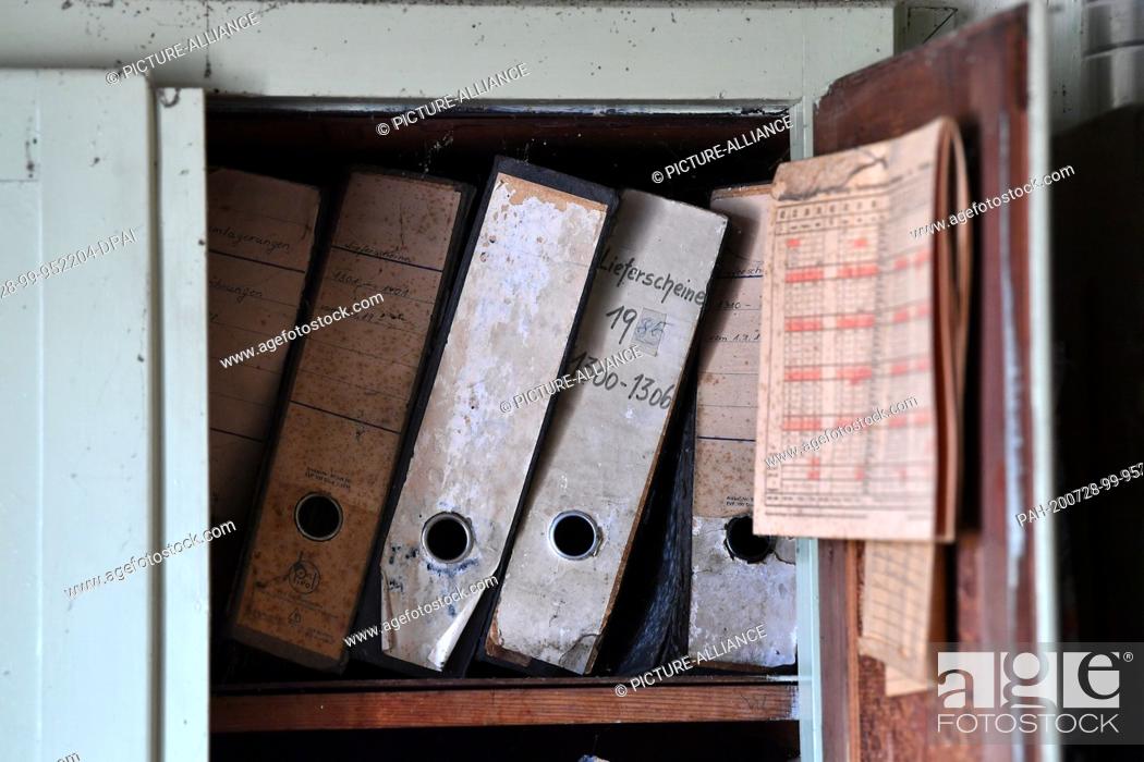 Photo de stock: 23 July 2020, Thuringia, Oldisleben: Old file folders are located in a former office of the Oldisleben sugar factory. The beet sugar factory, built in 1872.