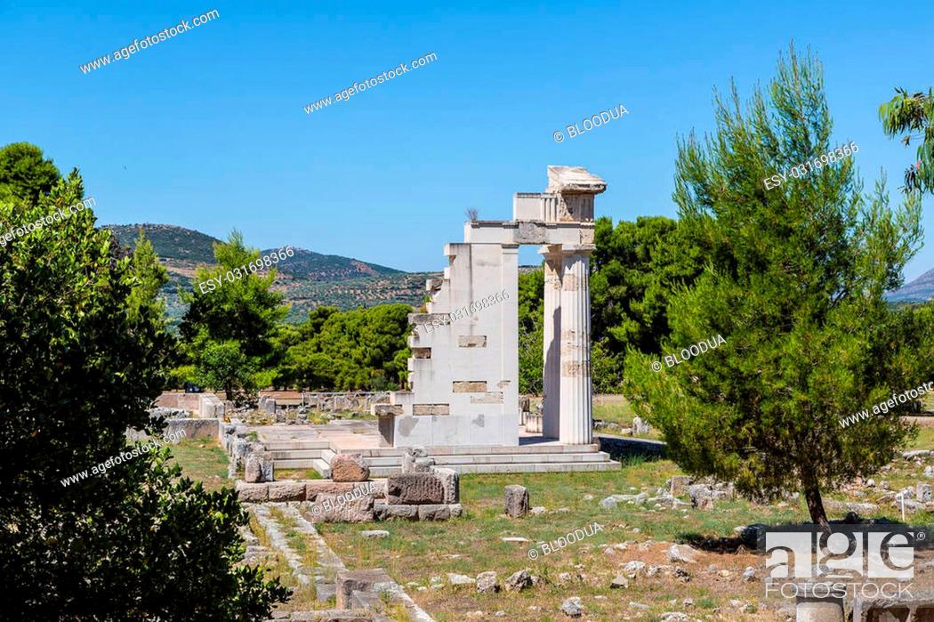 Imagen: Ruins of ancient temple in Epidavros, Greece in a summer day.