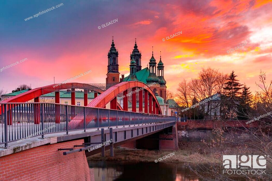 Photo de stock: Bishop Jordan Bridge over Cybina River and Poznan Cathedral at gorgeous sunset, Poznan, Poland.