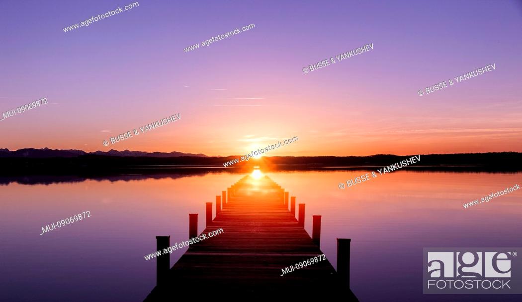Imagen: Sunset at the lake.