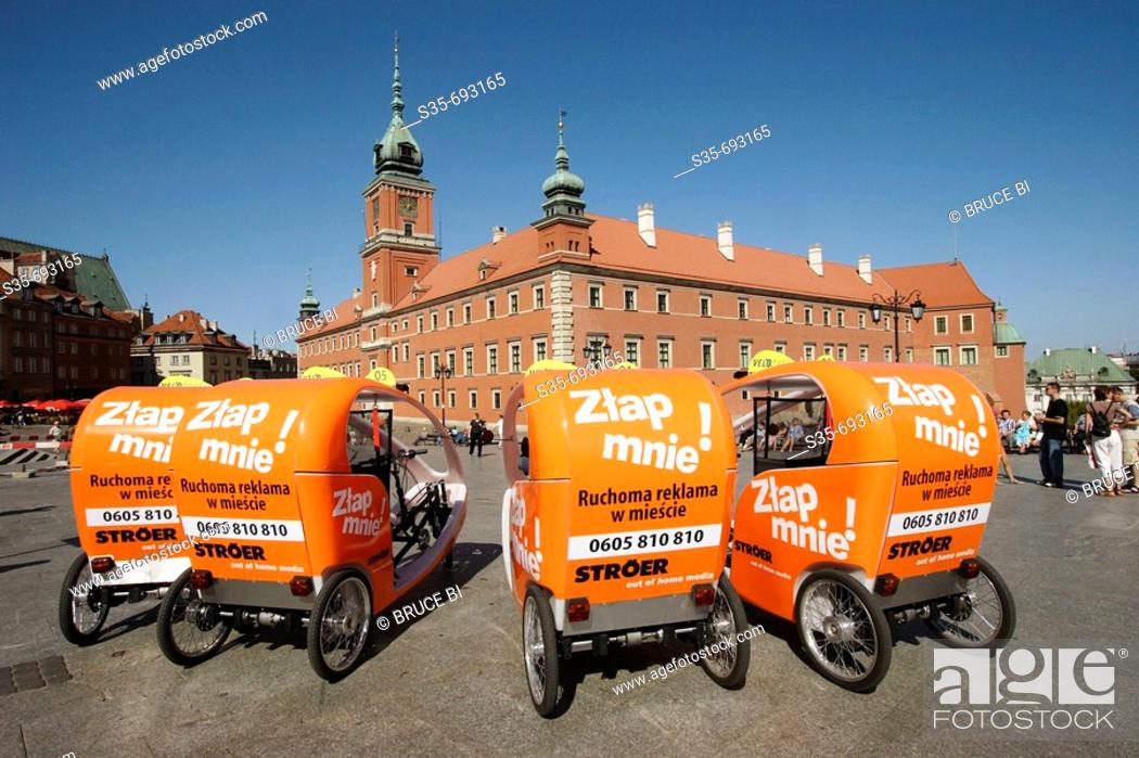 Imagen: Tricycle taxis waiting for customers in Castle Square with Royal Castle in the background. Warsaw Old Town. Warsaw. Poland.