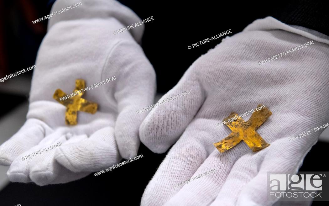Photo de stock: 17 February 2020, Bavaria, Munich: At a press conference, employees of the Bavarian State Office for the Preservation of Historical Monuments hold two gold leaf.