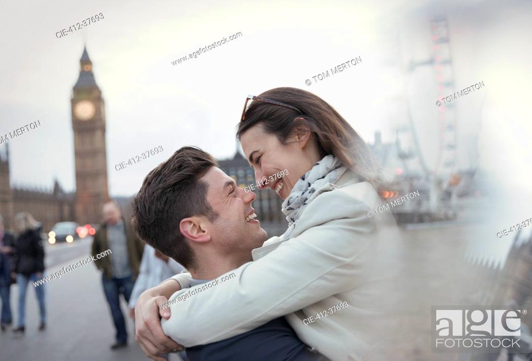 Imagen: Romantic, affectionate couple tourists hugging near Big Ben, London, UK.