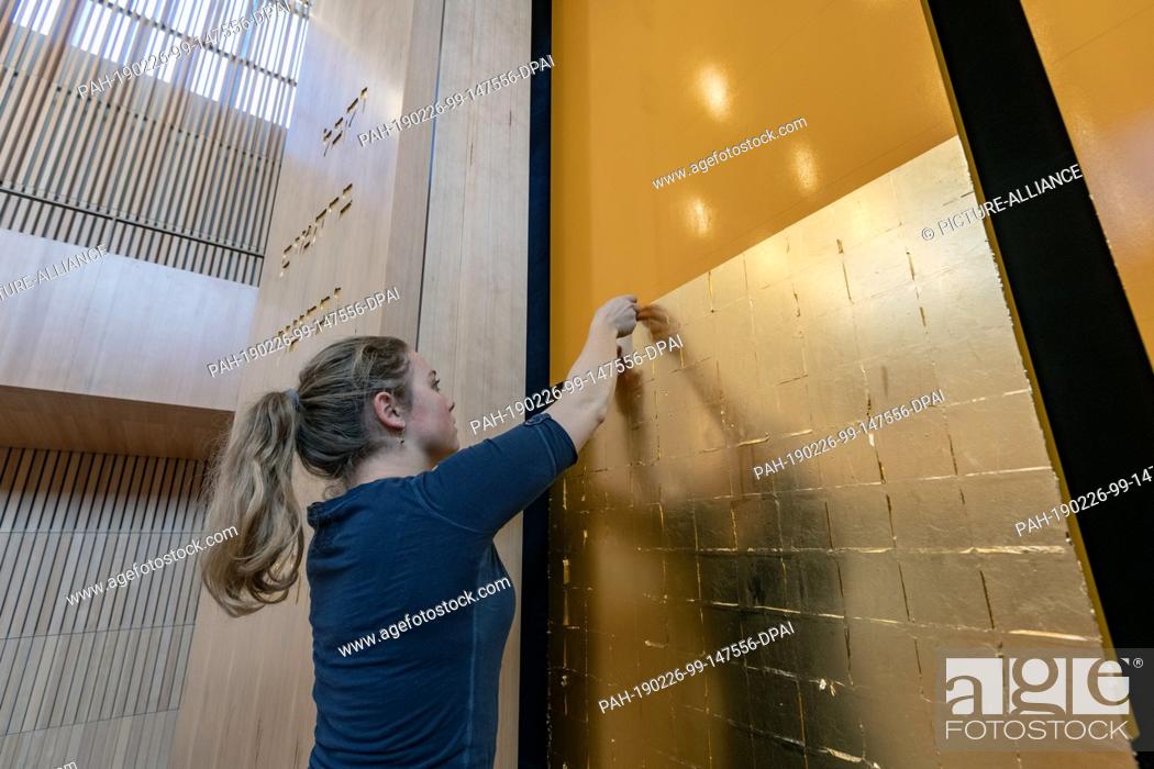 Photo de stock: 26 February 2019, Bavaria, Regensburg: Gold leaf is attached to a door in the new synagogue in the Upper Palatinate city.