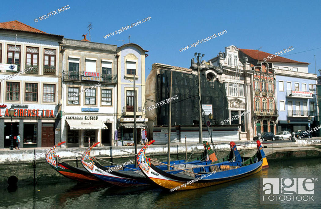 Stock Photo: 'Moliceiros' (traditional boats) on canal, Aveiro. Beira Litoral, Portugal.