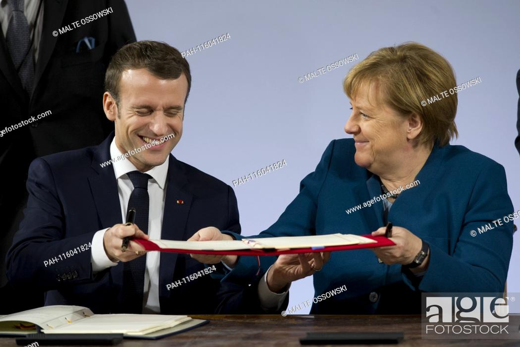 Stock Photo: Emmanuel MACRON, President of the French Republic, and with Chancellor Angela MERKEL, sign the contract, signing the Treaty between the Federal Republic of.