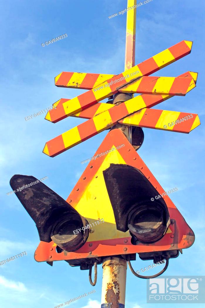 Photo de stock: Railway sign and traffic lights at a railroad crossing.
