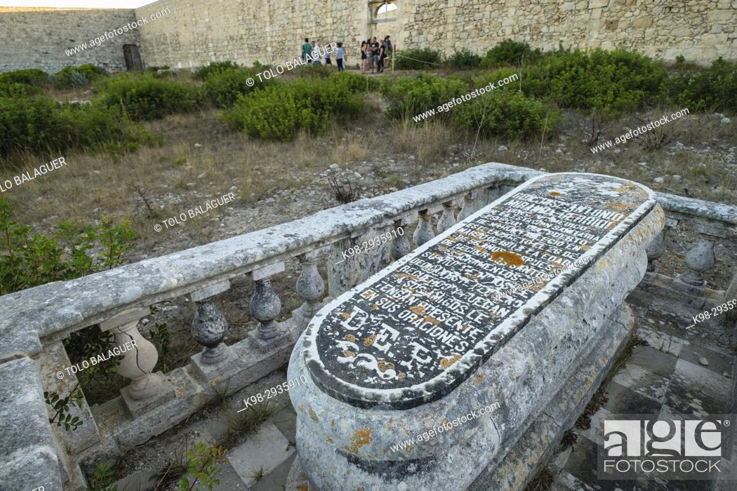 Stock Photo: cementerio, isla del Lazareto, Illa del Llatzeret, interior del puerto de Mahón, Minorca, Balearic Islands, Spain.