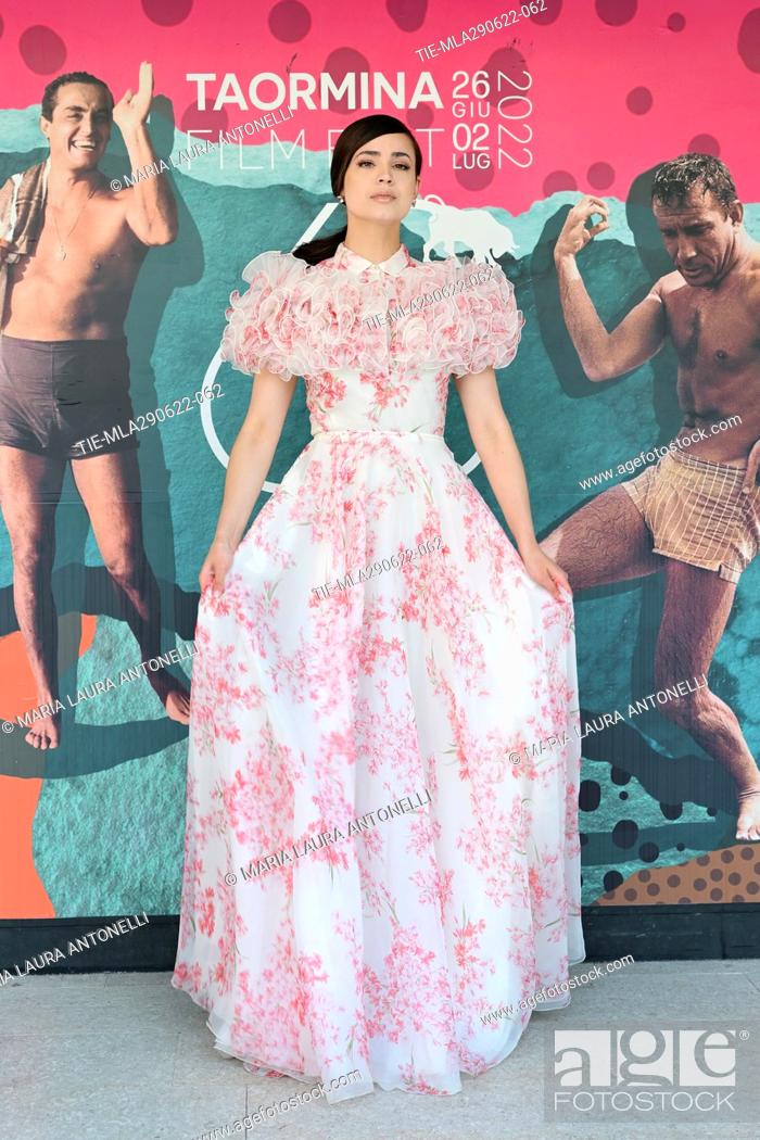 Imagen: Sofia Carson poses for the photocall of 'Dillo come una donna' at the 68th Taormina Film Festival, in Taormina, Sicily, Italy, June 29, 2022.