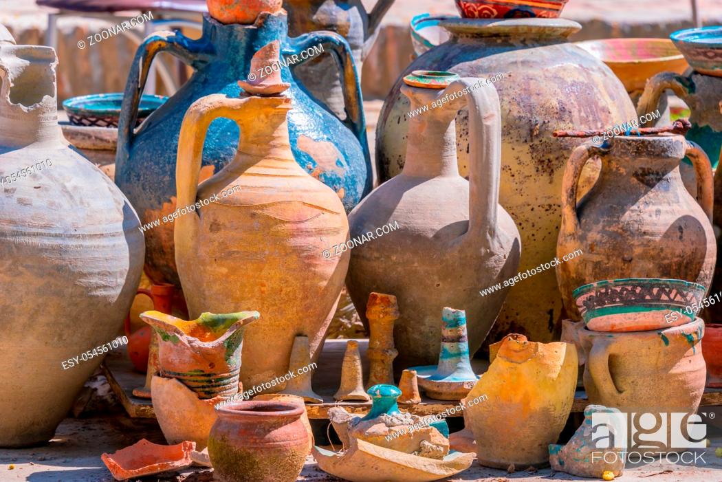 Imagen: Exposition of traditional old Uzbek pottery.