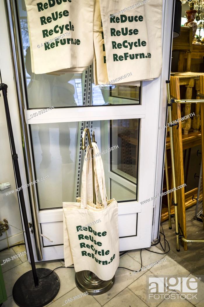 Imagen: Stockholm, Sweden Canvas bags for an antique and second hand store called Refurn that promotes Reduce, Recycle, Reuse, in the Bergshamra suburb.