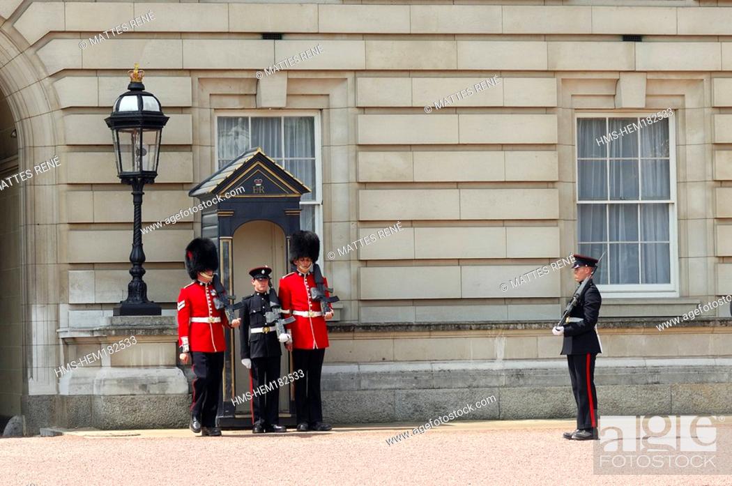 Stock Photo: United Kingdom, London, Westminster, Buckingham Palace, the changing the guard.
