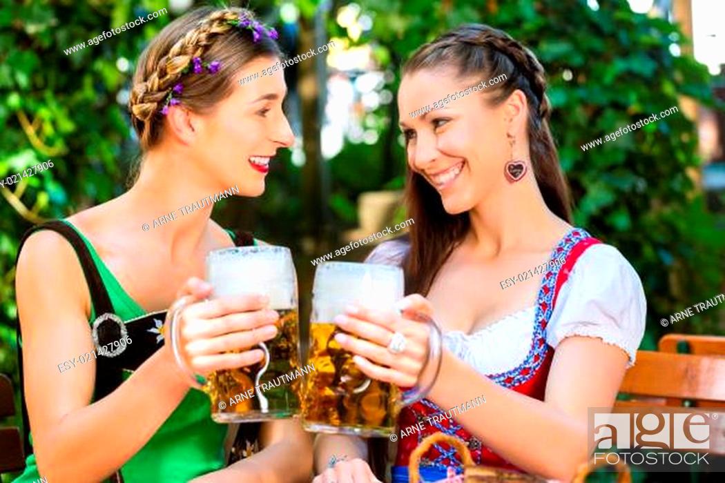 Stock Photo: Im Biergarten - Freunde trinken Bier in Bayern.