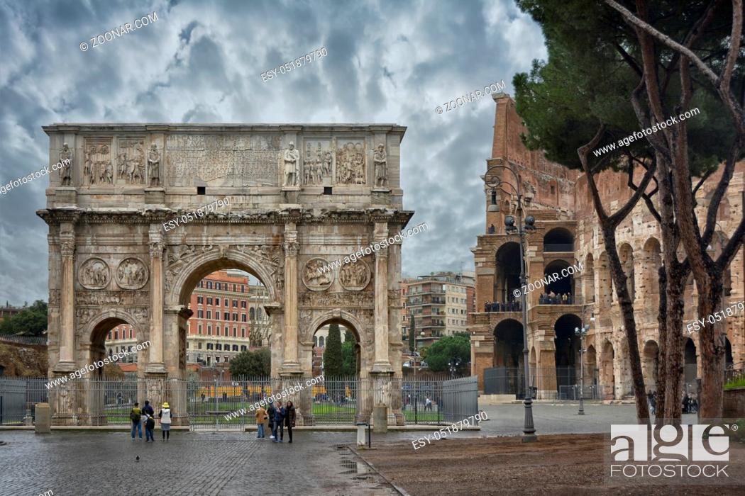 Stock Photo: Der Konstantinsbogen ist ein dreitoriger Triumphbogen in Rom. Er wurde zu Ehren des Kaisers Konstantin in Erinnerung an dessen Sieg bei der Milvischen Brücke im.