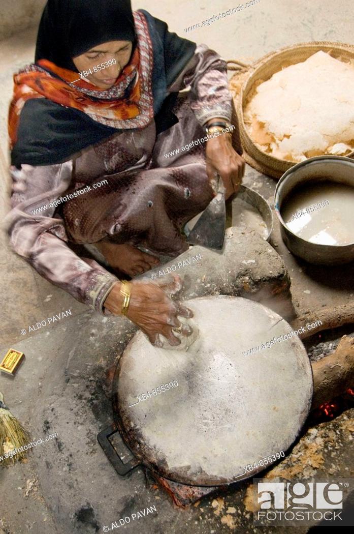Stock Photo: Cooking traditional bread in Bait al Safah house and museum, Al Hamra, Oman.