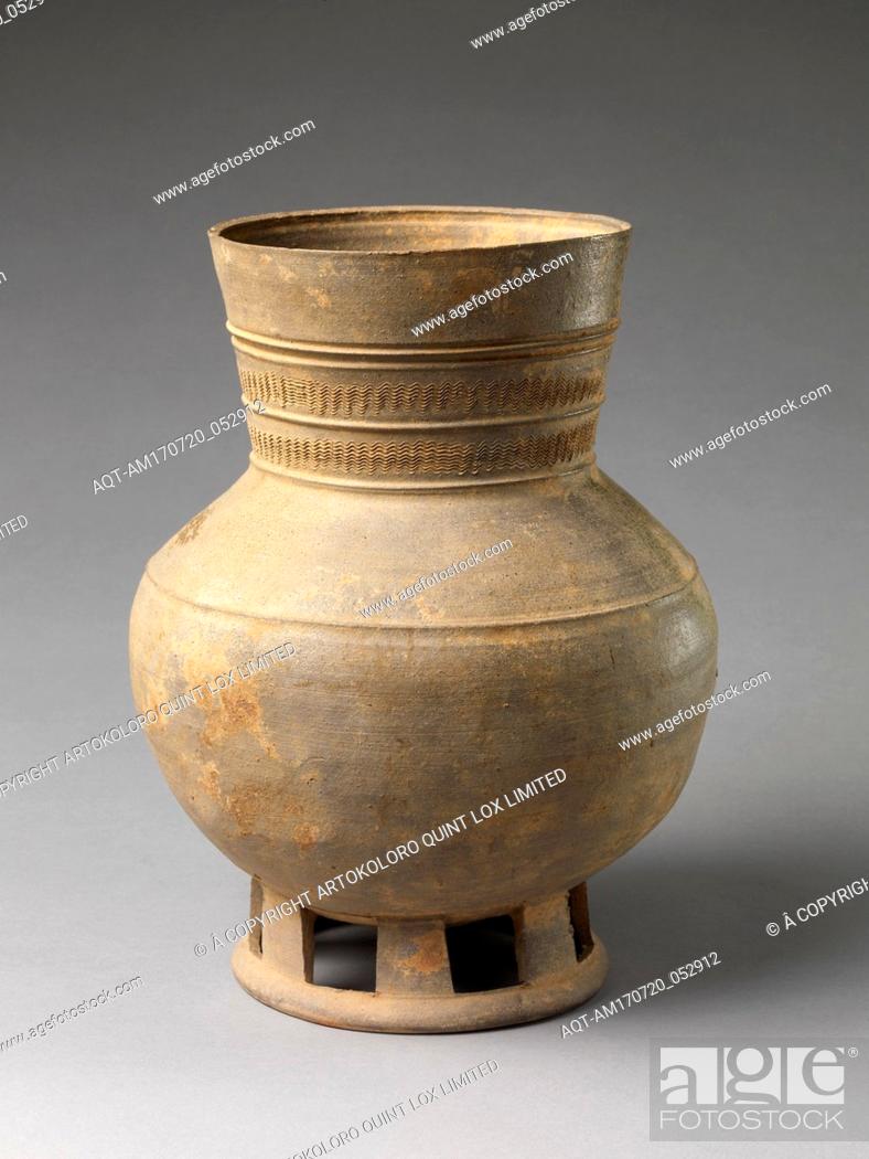 Photo de stock: ìž¥ê²½í˜¸ ì‚¼êµ­ (ì‹ ë¼), é•·é ¸å£º ä¸‰åœ‹ (æ–°ç¾…), Footed Jar, Three Kingdoms period, Silla Kingdom (57 B.C.â€“A.D. 676), mid-5th century, Korea.