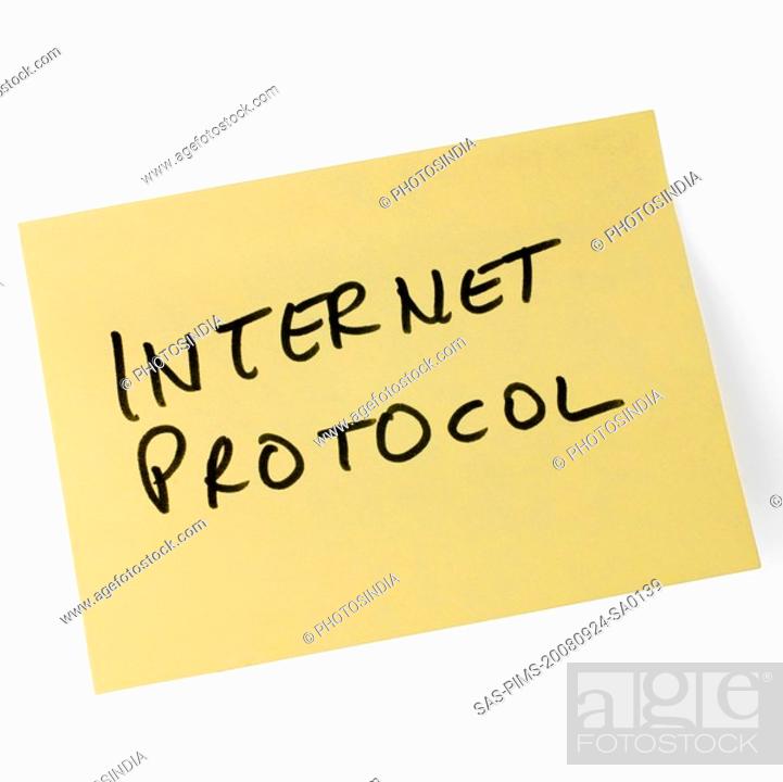 Imagen: Internet protocol text written on adhesive note.