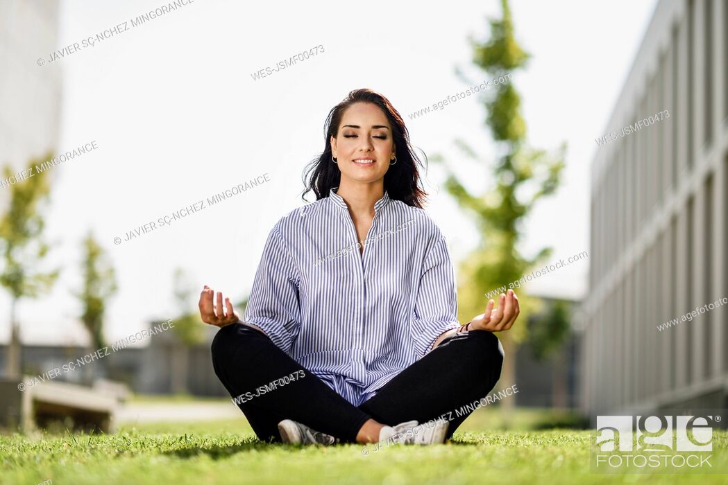 Imagen: Portrait of student doing yoga exercices on campus.