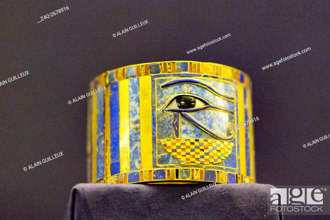 Stock Photo: Egypt, Cairo, Egyptian Museum, jewellery found in the royal necropolis of Tanis, burial of king Chechonq II : Bracelet showing an Udjat eye on a basket.