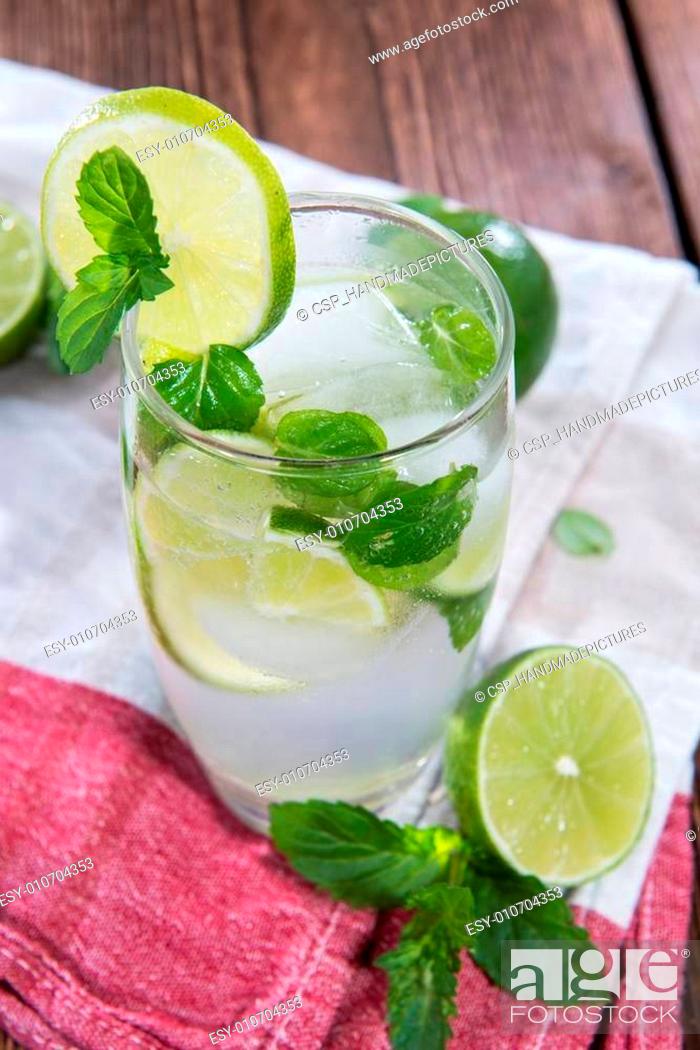 Imagen: Sparkling Water with Limes and Mint.