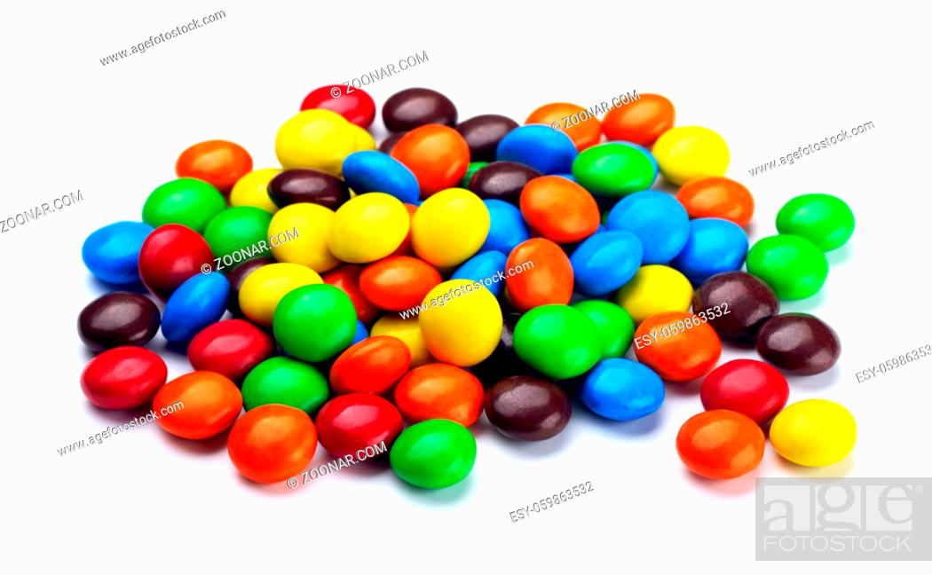 Imagen: Colorful chocolate candies isolated on a white background.