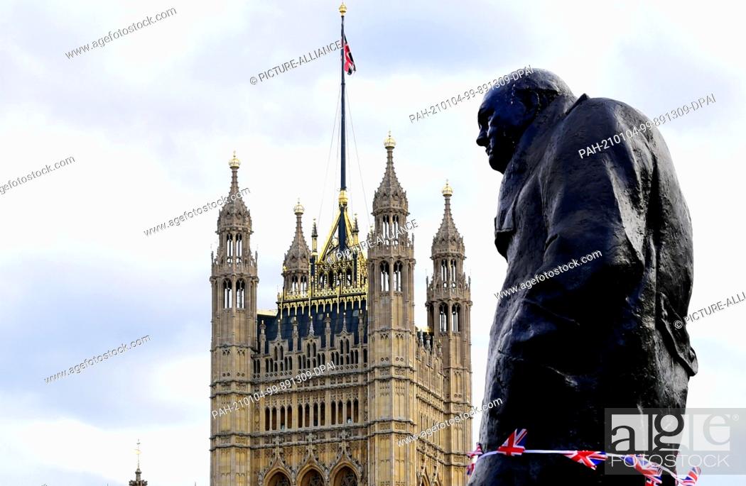 Stock Photo: 07 September 2019, United Kingdom, London: A monument of Winston Churchill, former Prime Minister of Great Britain, in front of the Victoria Tower of.