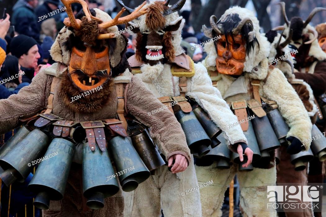 Imagen: Pernik, Bulgaria - January 27, 2019 - Masquerade festival Surva in Pernik, Bulgaria. People with mask called Kukeri dance and perform to scare the evil spirits.