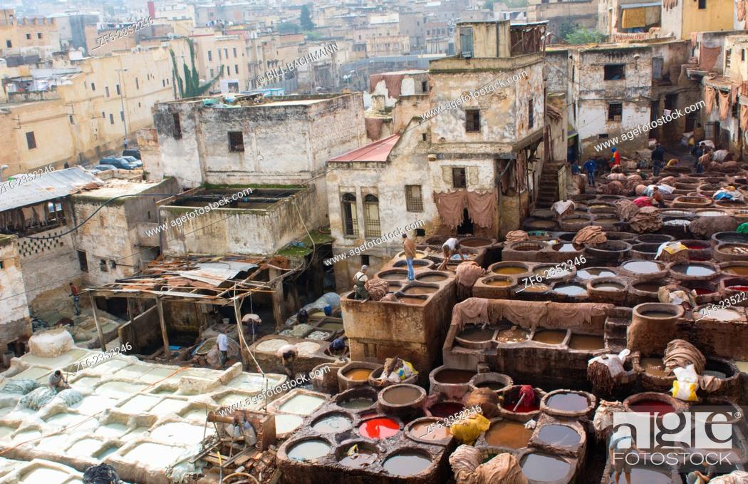 Imagen: Fez Morocco old Tannery called Chouara Tannery which is almost 1000 years old from above of tannery vats with color dyes.
