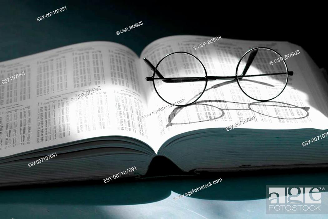 Imagen: glasses in a book.