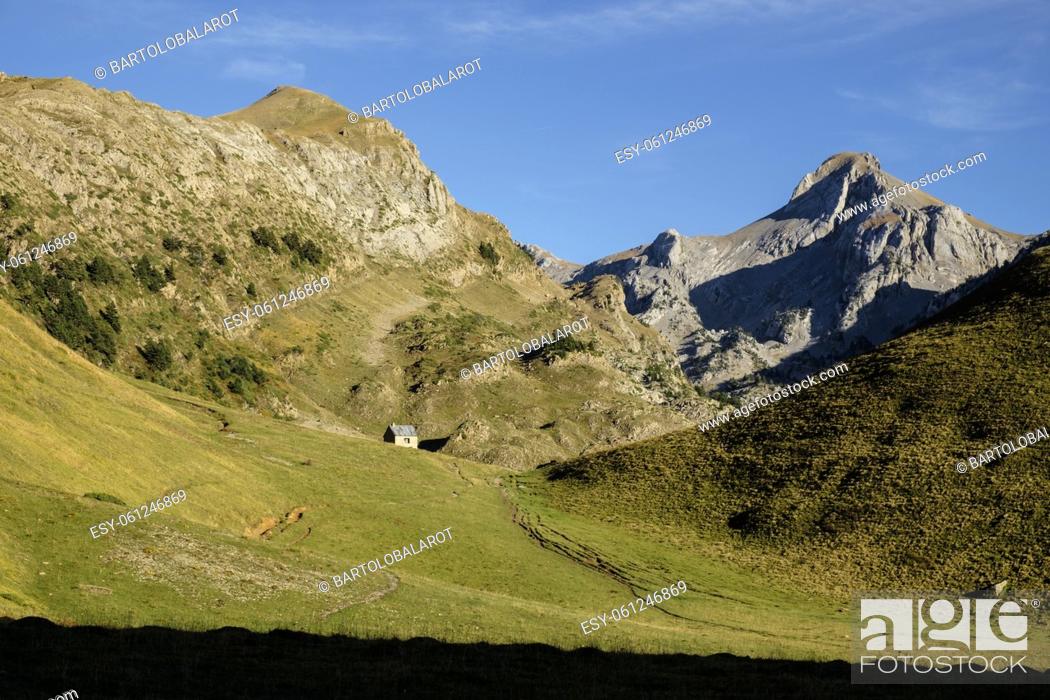 Stock Photo: cabaña de Linza, Petrachema-Ansabere (2378 mts), Hoya de la Solana, Parque natural de los Valles Occidentales, Huesca, cordillera de los pirineos, Spain, Europe.