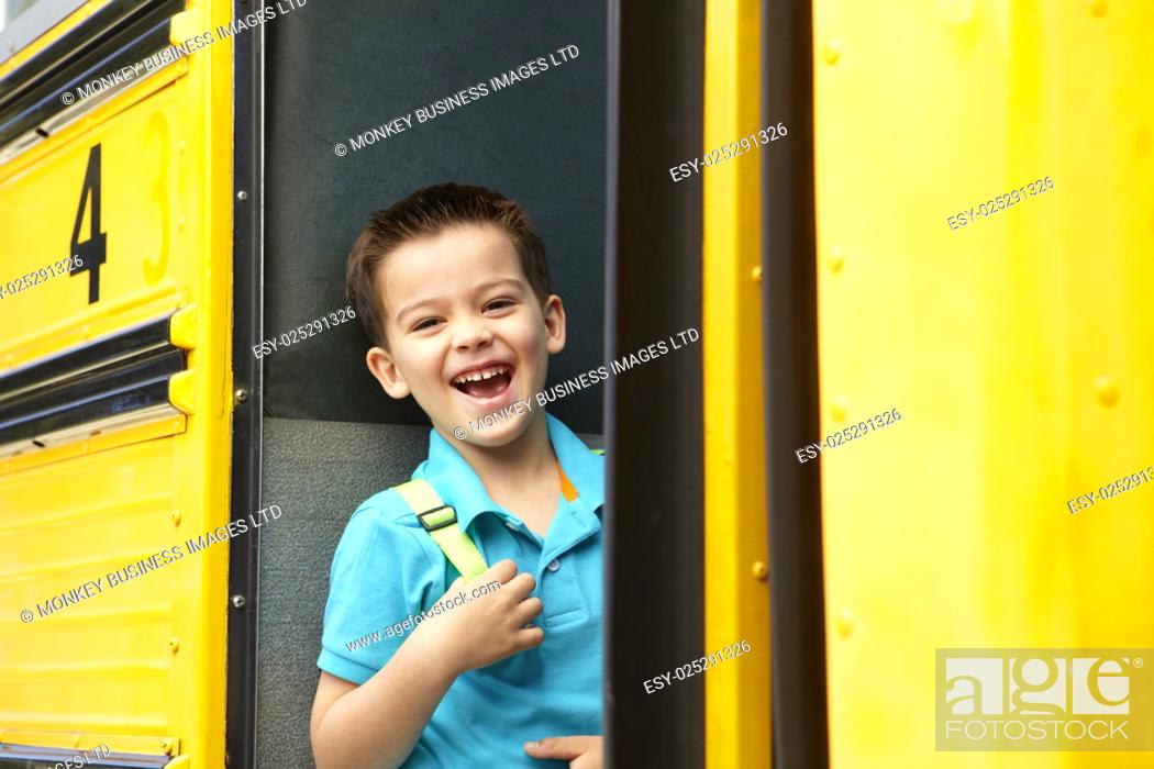 Imagen: Elementary School Pupil Boarding Bus.