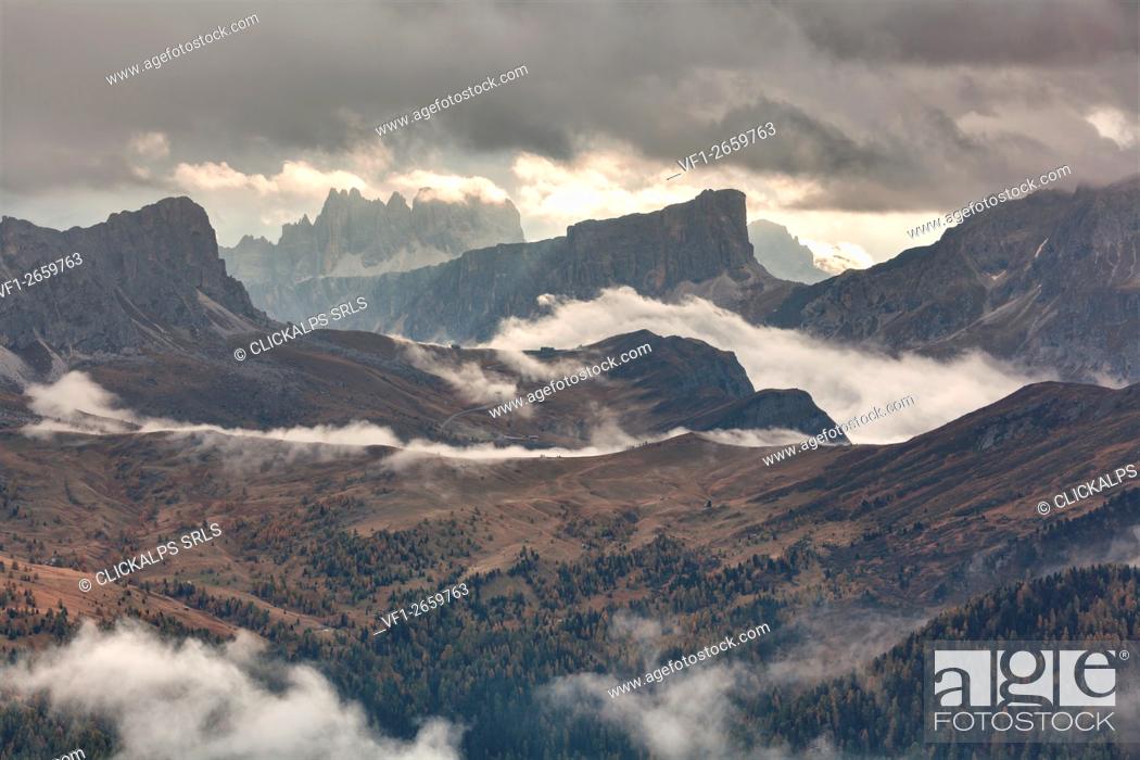 Photo de stock: Europe, Veneto, Italy, Belluno. The Giau pass as seen from Col di Lana with Nuvolau and Ra Gusela, Croda da Lago, Lastoni of Formin and Cernera, Dolomites.