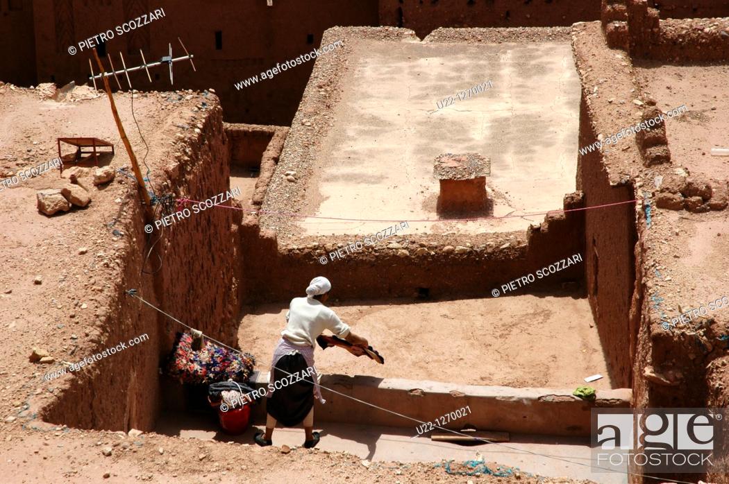 Imagen: Ait Ben Haddou (Morocco): a woman drying the laundry in the old Kasbah.