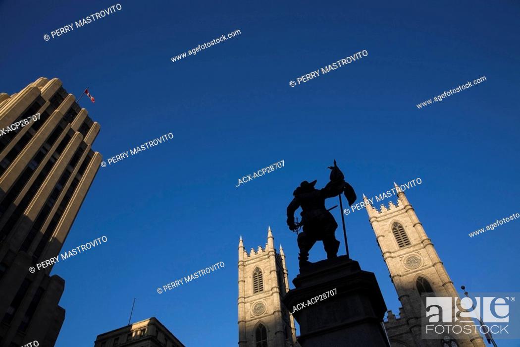 Imagen: Old Architectural building and De Maisonneuve Monument facing the Spires of the Notre-Dame Basilica, Place d'Armes, Old Montreal, Quebec, Canada.