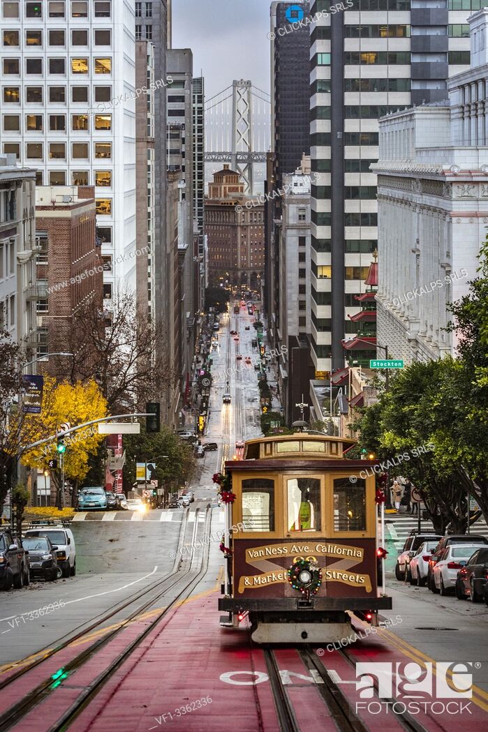 Imagen: A cable car on California street, with financial district on the background, San Francisco, California, United States Of America.