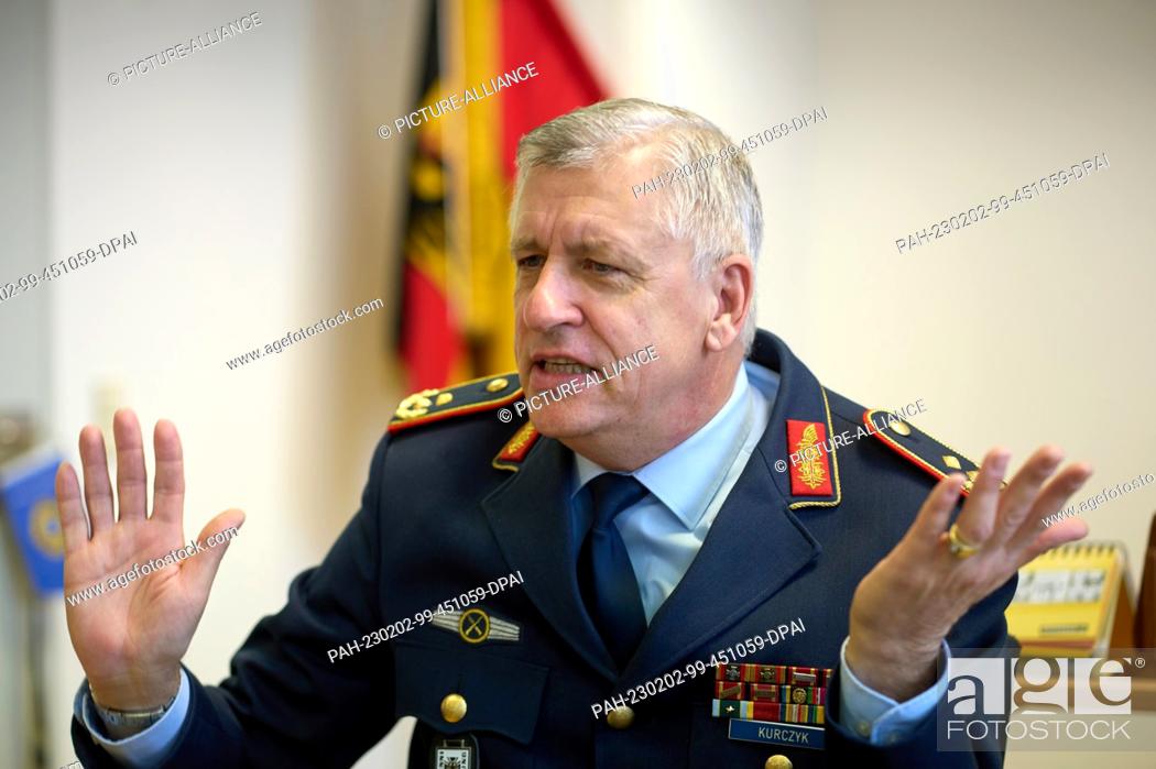 Imagen: 02 February 2023, Rhineland-Palatinate, Koblenz: Major General Markus Kurczyk, commander of the Center for Innere Führung, speaks during an interview.