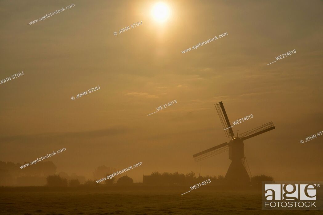 Photo de stock: Windmill the Wingerdse Molen near the Dutch village WIjngaardem on a beautiful misty morning.