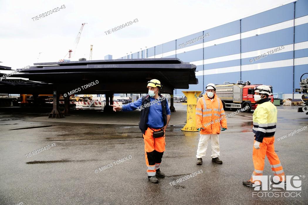 Imagen: Armored reopening at the Fincantieri in Marghera between thermal scanners and masks , Marghera, ITALY-20-04-2020.