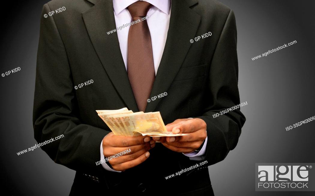 Imagen: Businessman counting euros.