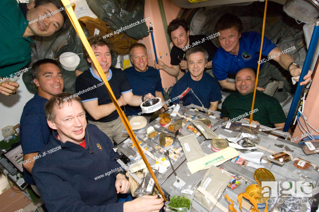 Imagen: Nine of a total aggregation of 13 astronauts and cosmonauts are pictured at meal time aboard the International Space Station.