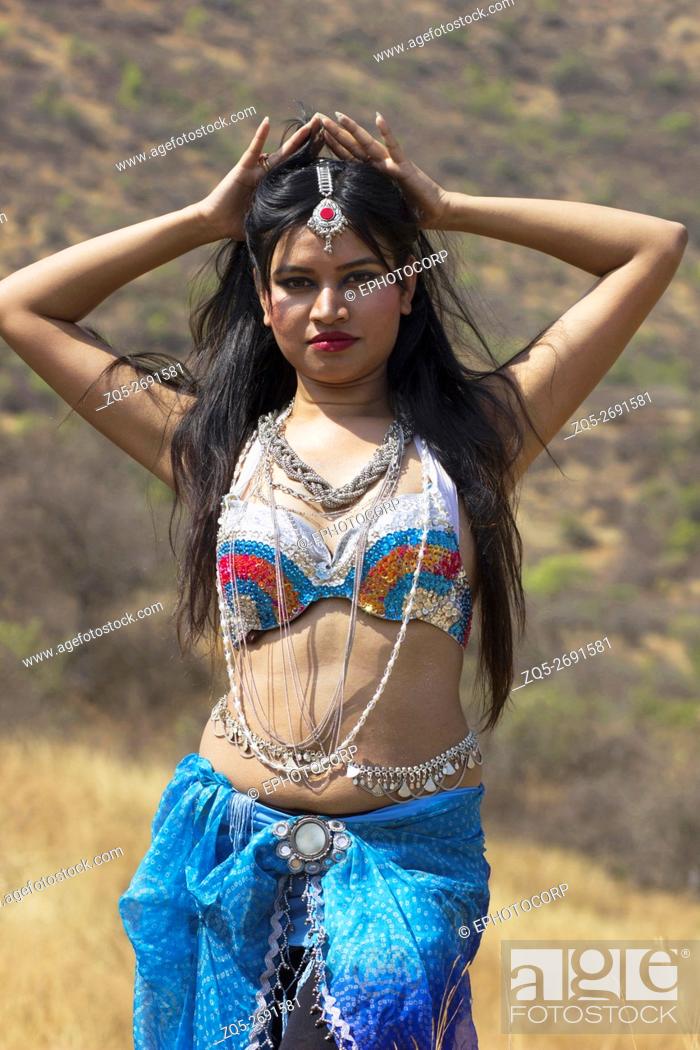 Indian babe dances an passionate dance in Oriental traditions