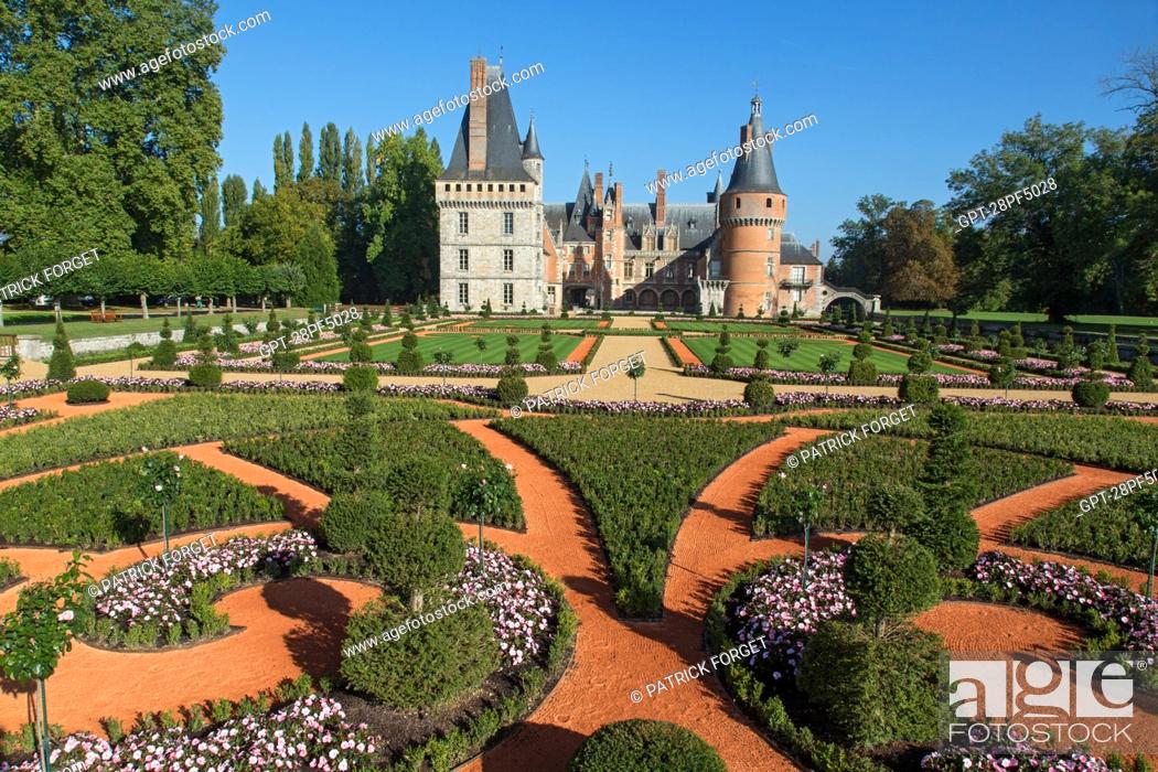 Stock Photo: FRENCH GARDEN CREATED FROM DESIGNS BY ANDRE LE NOTRE, GARDENER TO KING LOUIS XIV, CHATEAU DE MAINTENON,.