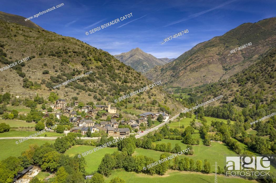 Imagen: Aerial view of the town of Lladrós and the surrounding green fields, in the Cardós valley (Pallars SobirÃ , Lleida, Catalonia, Spain, Pyrenees) .