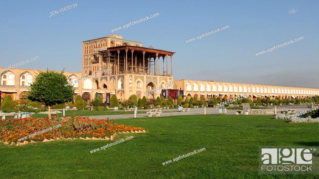 Imagen: ISFAHAN, IRAN - OCTOBER 11, 2016: Ali Qapu Palace on Meydan-e Imam on October 11, 2016 in Isfahan, Iran.