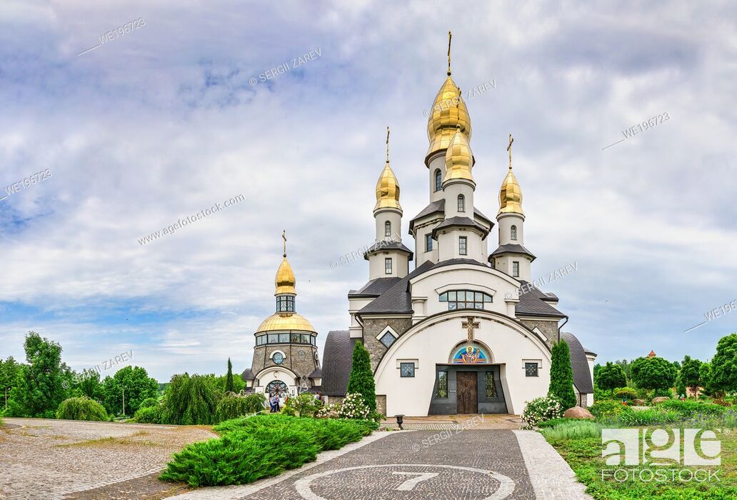 Imagen: Buki, Ukraine 06. 20. 2020. Temple Complex with landscape Park in Buki, Ukraine, on a cloudy summer day.