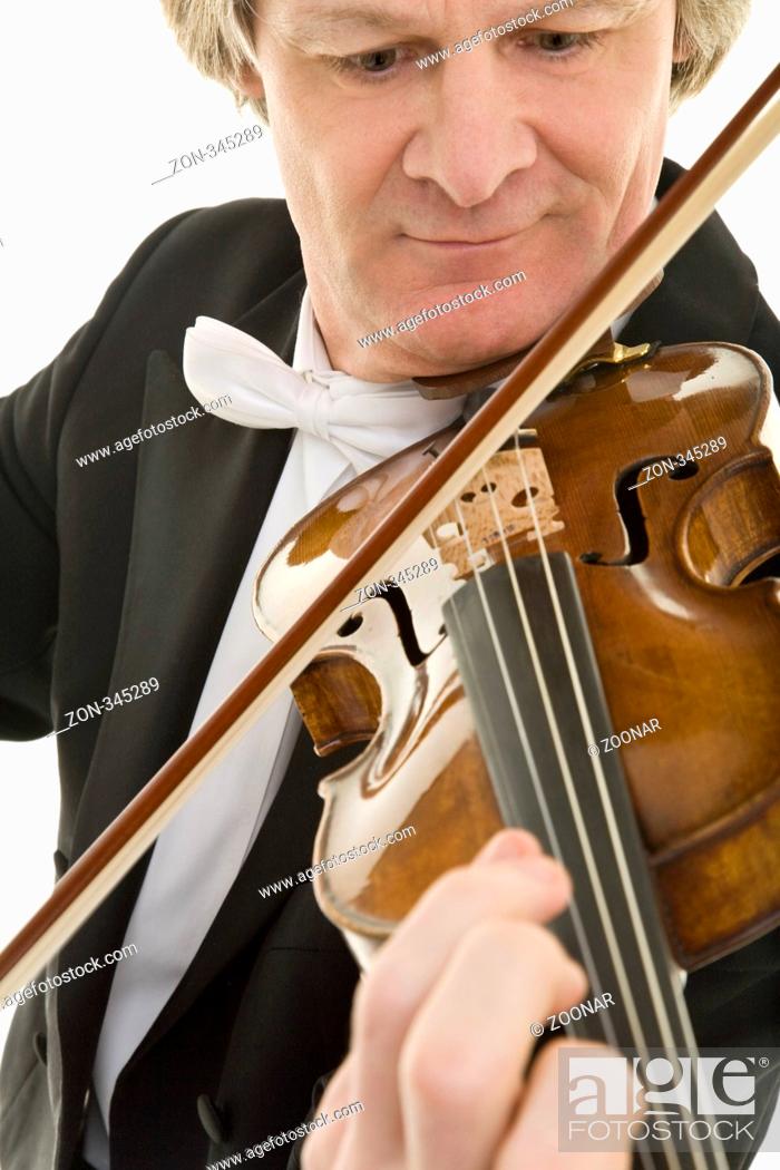 Stock Photo: Eleganter Mann im Frack spielt konzentriert Violine.