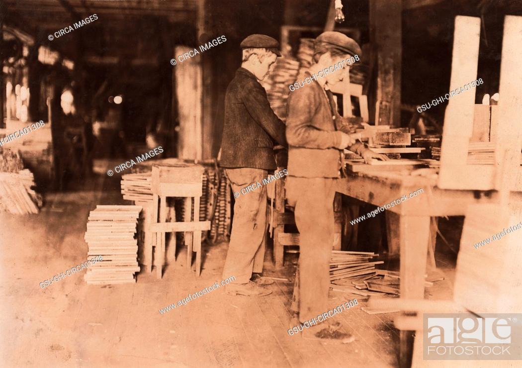 Imagen: Two Young Boys Making Grate Bottoms at Basket Factory, Evansville, Indiana, USA, circa 1908.