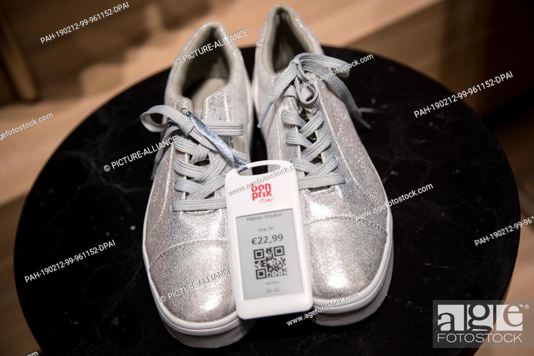 Incident, evenement dennenboom Nominaal 04 February 2019, Hamburg: Silver shoes stand on a table in the new Bonprix  Pilot shop in downtown..., Stock Photo, Picture And Rights Managed Image.  Pic. PAH-190212-99-961152-DPAI | agefotostock